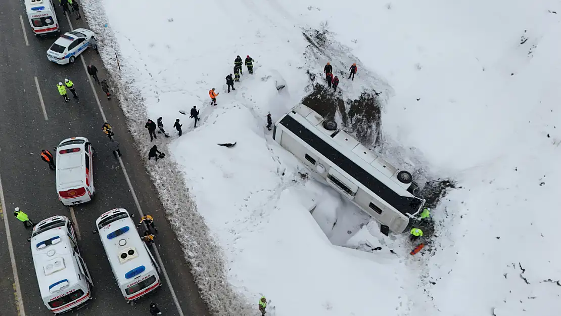 Erzincan'da otobüs şarampole uçtu: 21 yaralı