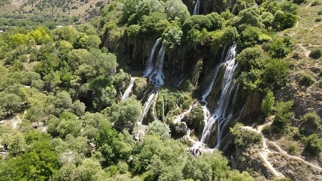 Erzincan'ın gözdesi Girlevik Şelalesi, sıcaktan bunalan turistlerin gözdesi