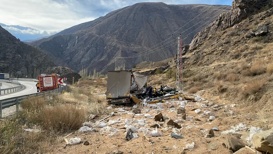 Erzurum'da devrilen nohut yüklü tırın sürücüsü öldü!