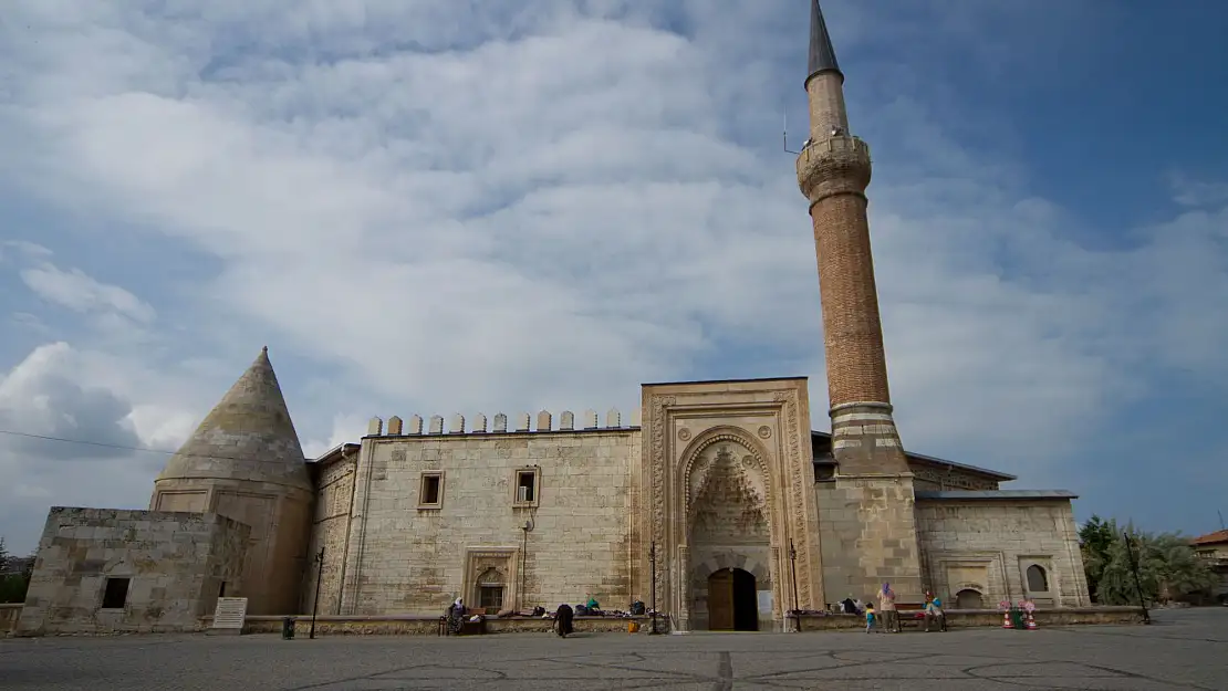 Eşrefoğlu Camii'ne ziyaretçi akını