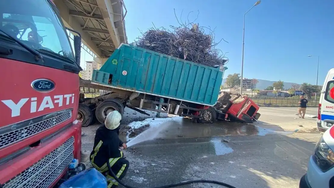 Facianın eşiğinden dönüldü. Dorsesi açılan kamyon üst geçide çarptı