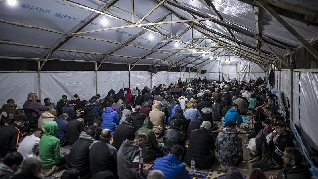 Faruk Camii'nin enkazında, Filistinliler İsrail zulmüne karşı birlikte dua etti