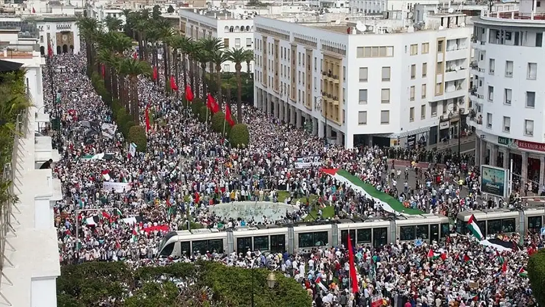 Fas'ta yüzlerce kişi Gazze'ye destek için düzenlenen gece yürüyüşlerine katıldı