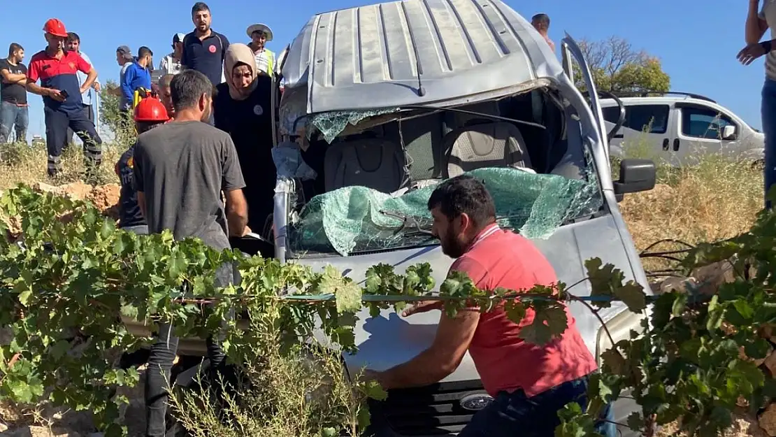 Feci kaza: Beton direk yüklü vinçe çarptı!