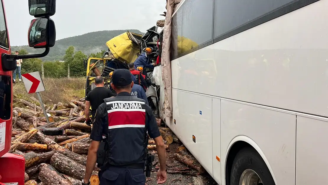 Feci kaza! Kamyon ile otobüs çarpıştı: 2 ölü, 21 yaralı