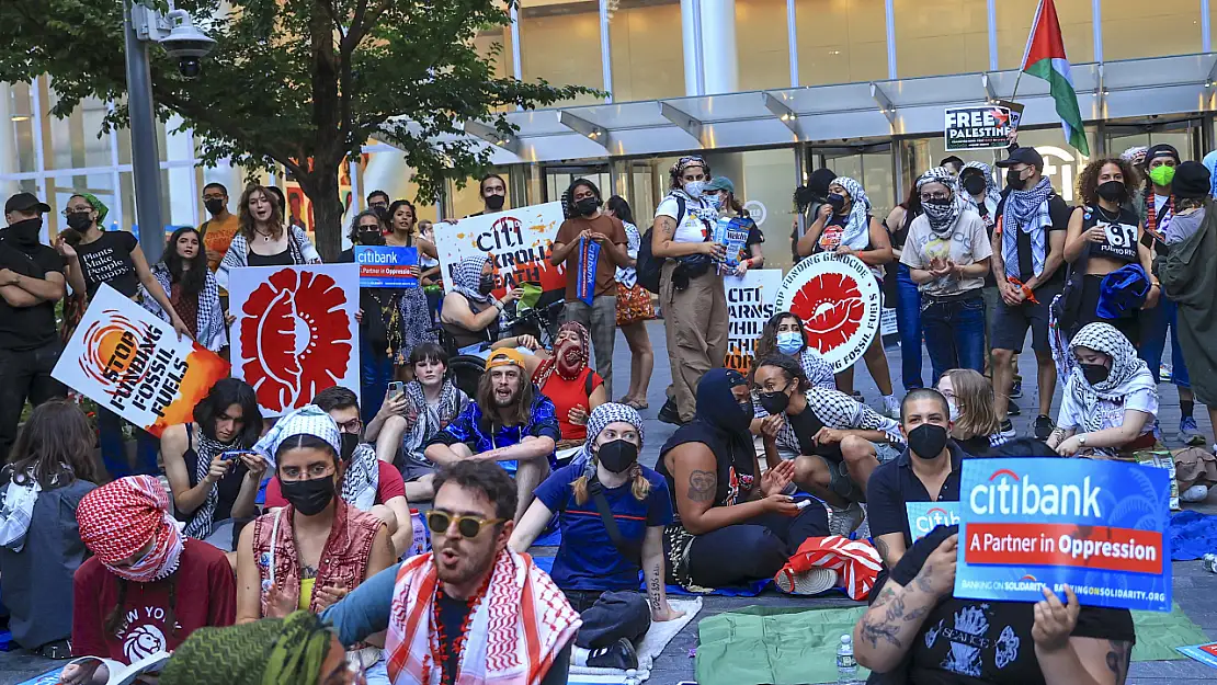 Filistin destekçisi iklim aktivistleri Citibank'ı protesto etti