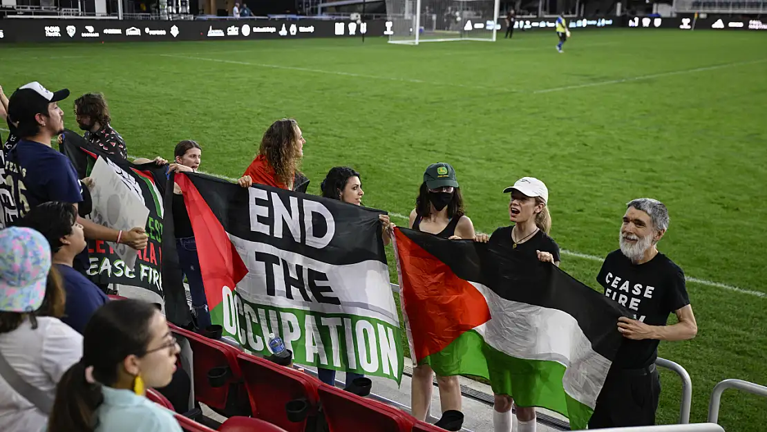 Filistin lehine slogan attıkları için kongre futbol maçından atıldılar