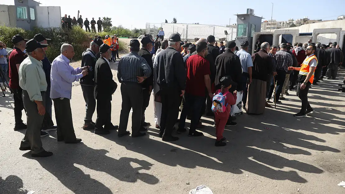 Filistinliler, Ramazan ayının son cuma namazını kılmak için Mescid-i Aksa'ya gidiyor