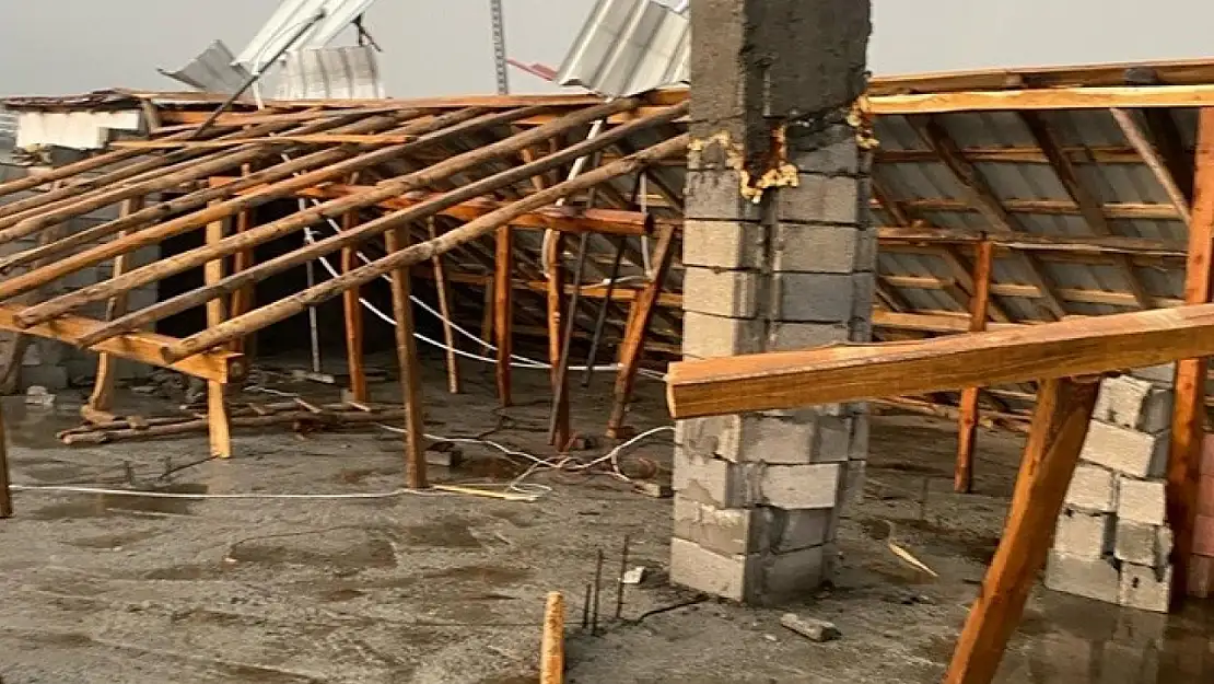 Fırtına evin çatısını uçurdu