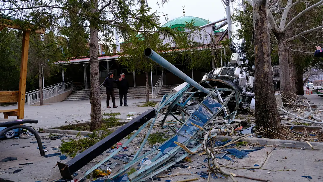 Fırtına minareyi devirdi, çatıları uçurdu