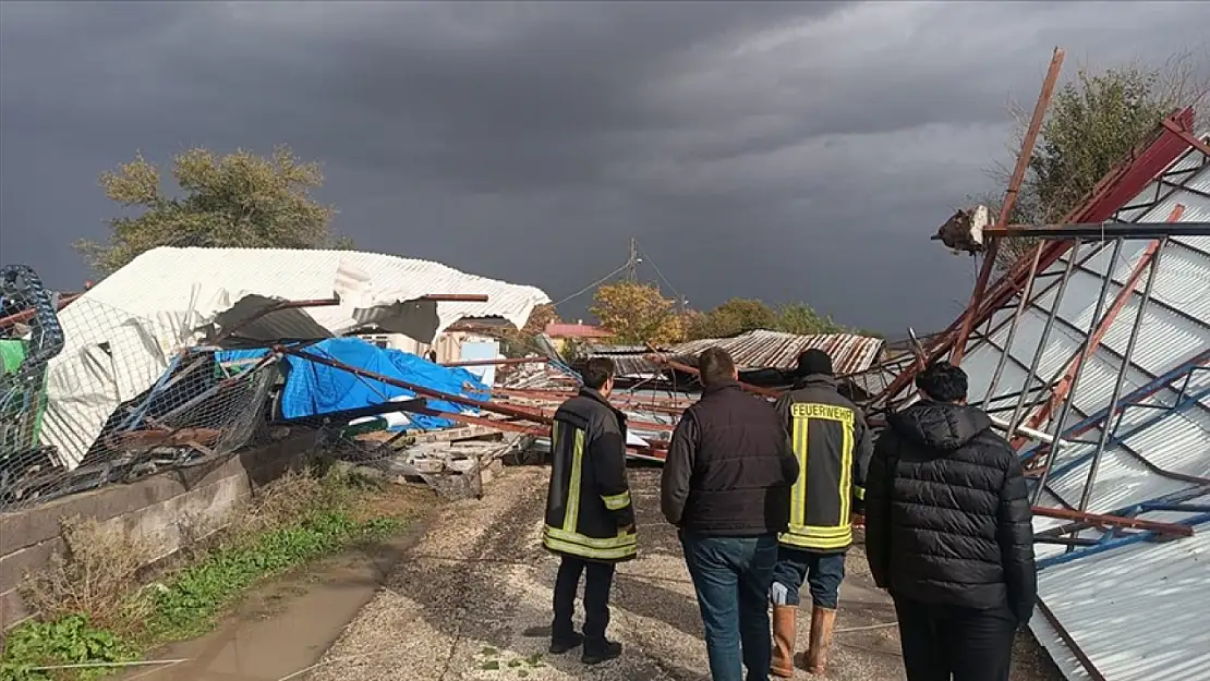 Fırtına tarım arazilerine zarar verdi