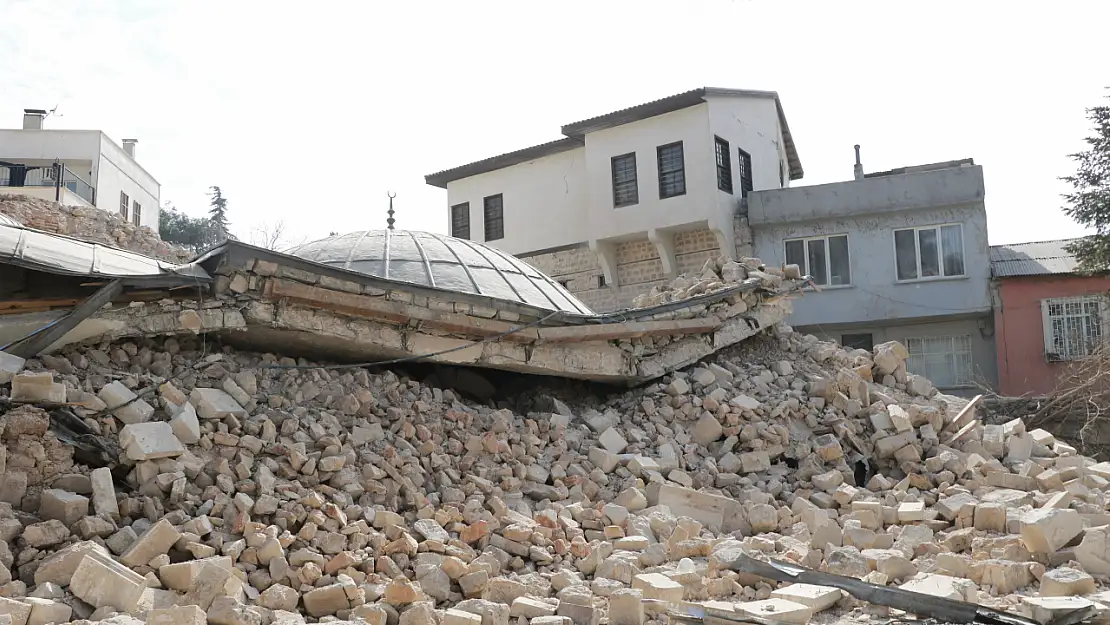 Fransızların bile yıkamadığı camiyi deprem yıktı