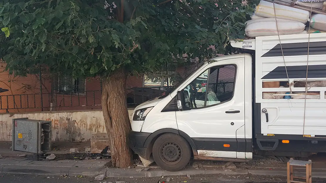 Freni tutmayan kamyonet durmakta zorluk çekti