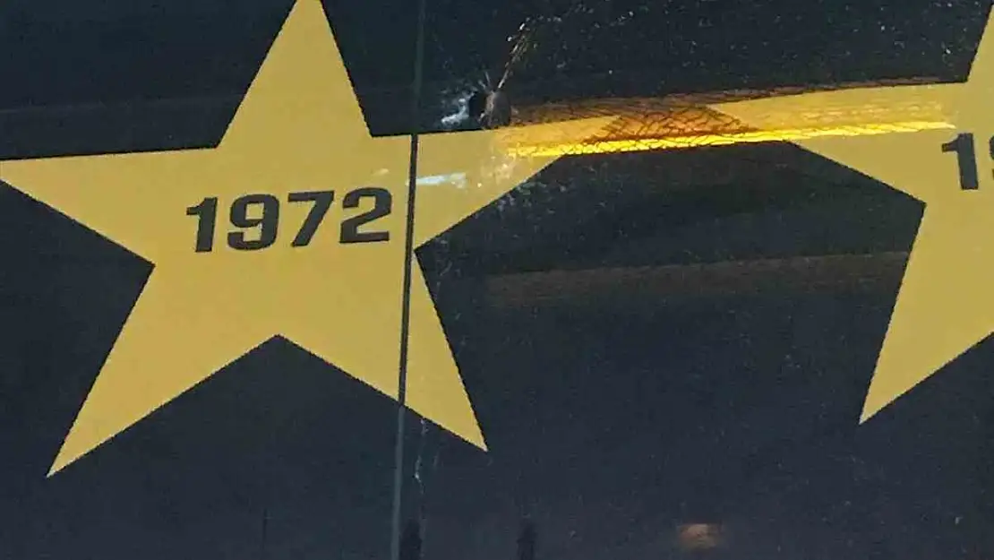 Galatasaray takım otobüsüne taşlı saldırı