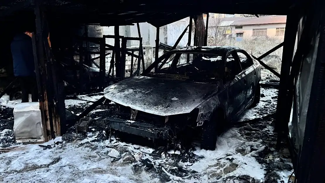 Garajda çıkan yangın korkuttu! 2 araç kül oldu!