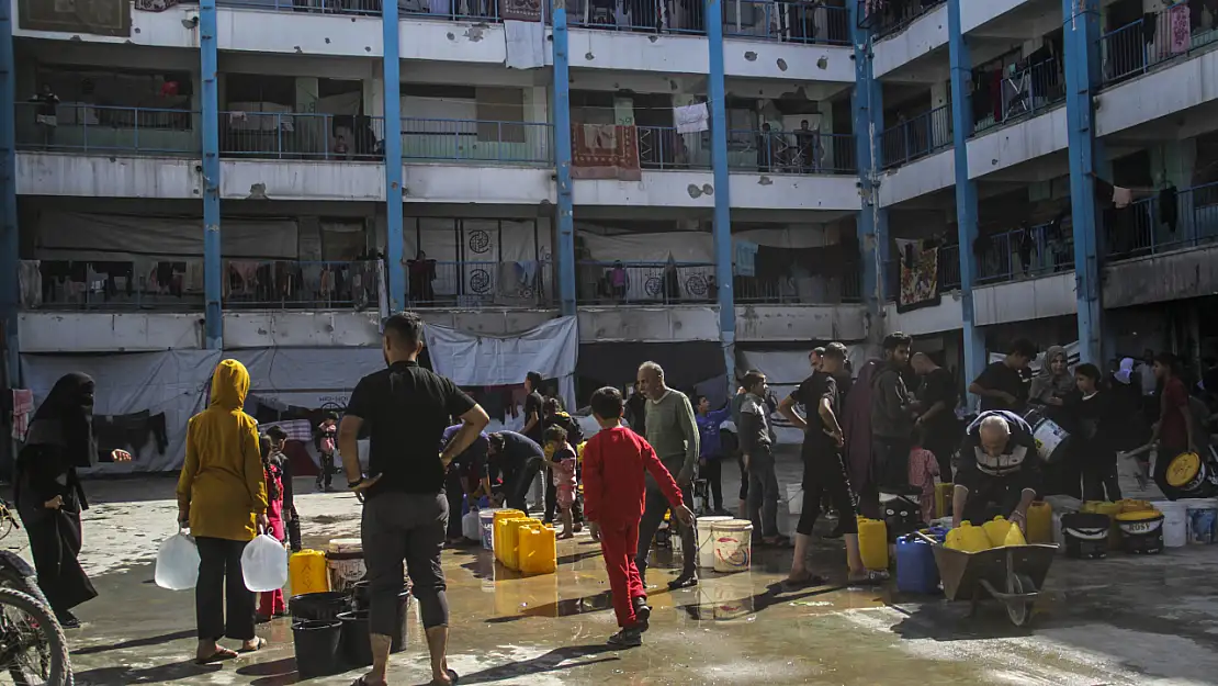 Gazze'de saldırılardan kaçan Filistinliler zor şartlarda hayatta kalma mücadelesi veriyor