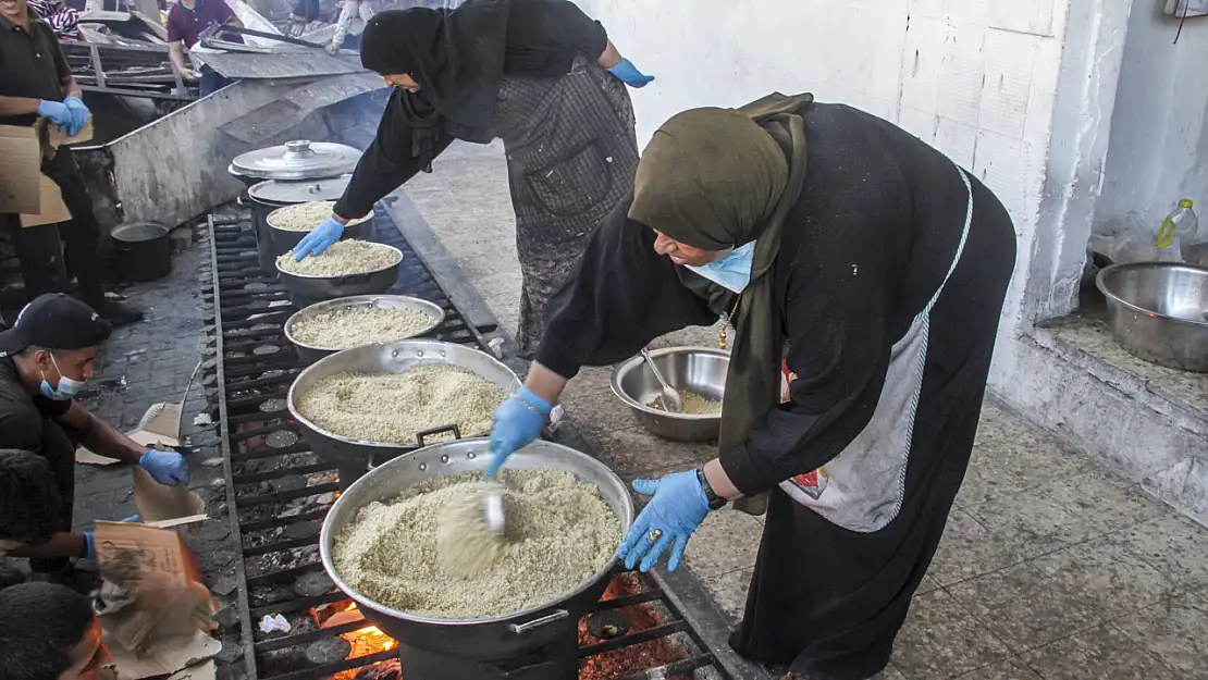 Gazze'de yemek dağıtıldı