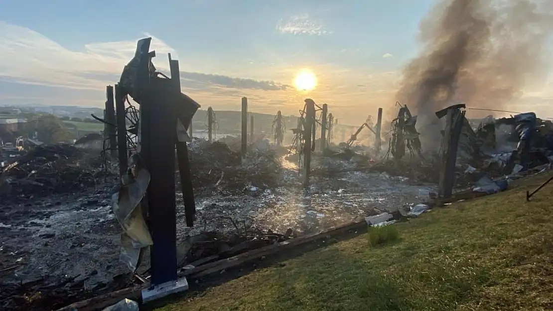 Gebze'de yanan lojistik deposunu soğutma çalışmaları 26 saattir devam ediyor