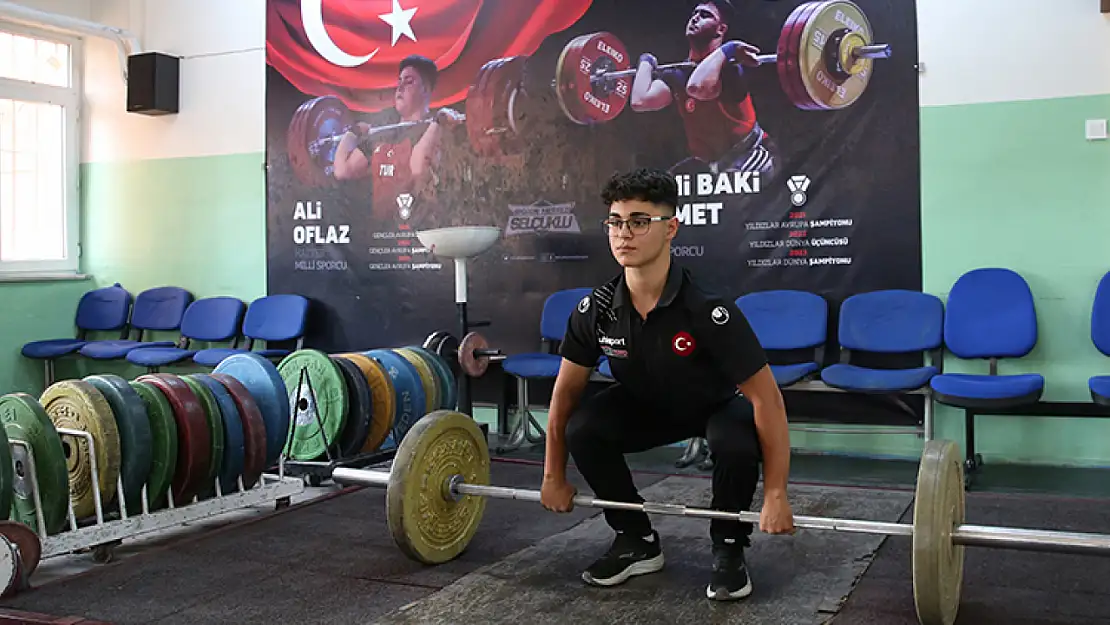 Genç halterci ilk Avrupa şampiyonasında madalya aldı!