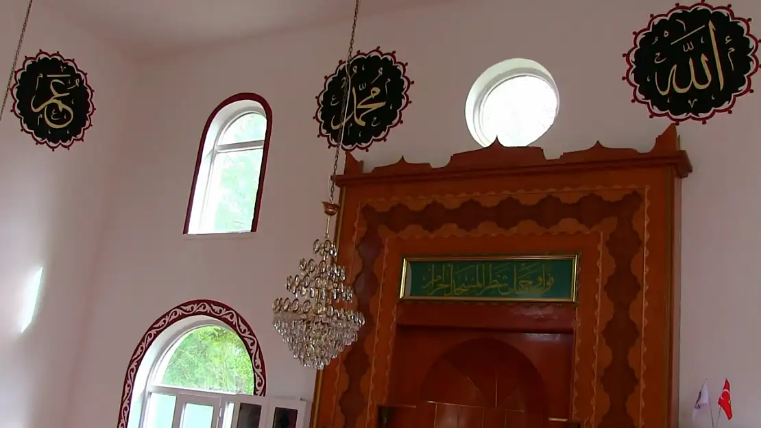 Genç imam nakkaşlıkla cami duvarlarını süslüyor