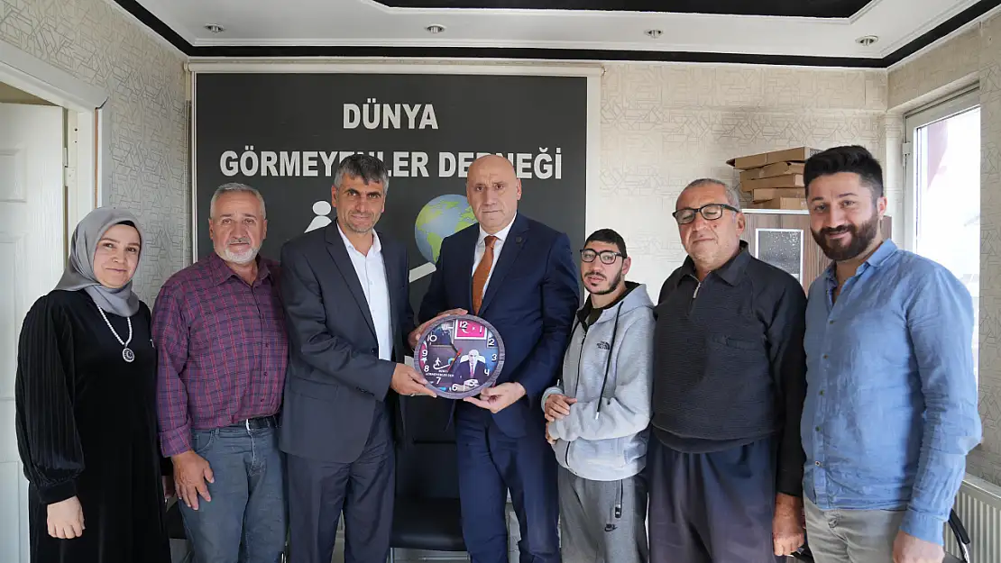 Gençlik ve Spor İl Müdürü Birdal Öztürk, Dünya Görmeyenler Derneği'ni Ziyaret Etti