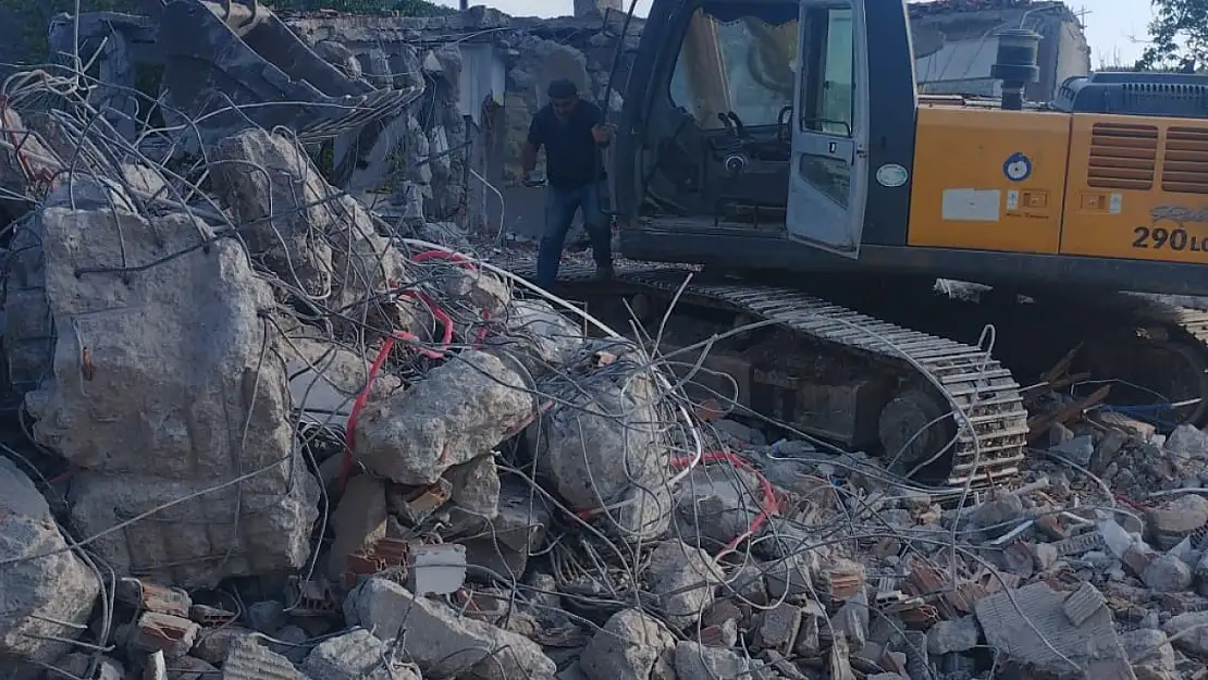 Geylan'dan akademisyen maaşları için çağrı