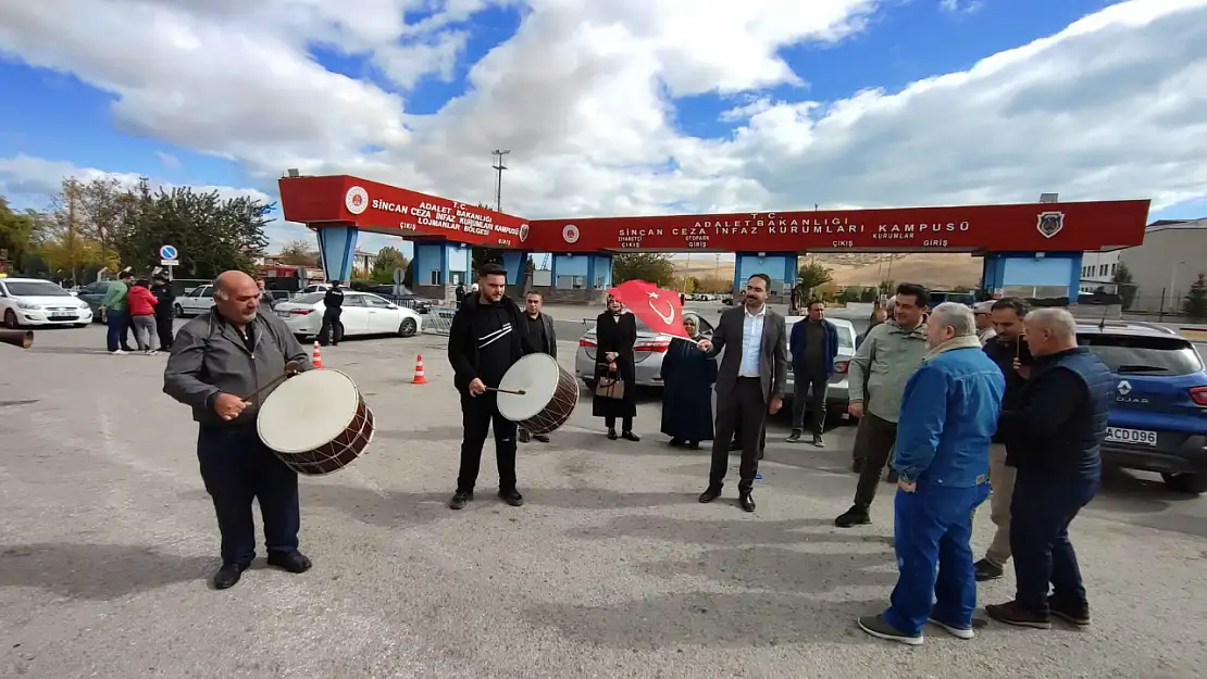 Gülen'in ölümünü davul zurna ile kutladılar