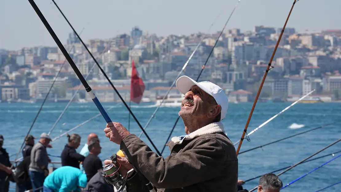 Güneşli havayı fırsat bilen vatandaşlar deniz ve güneşin tadını çıkarıyor