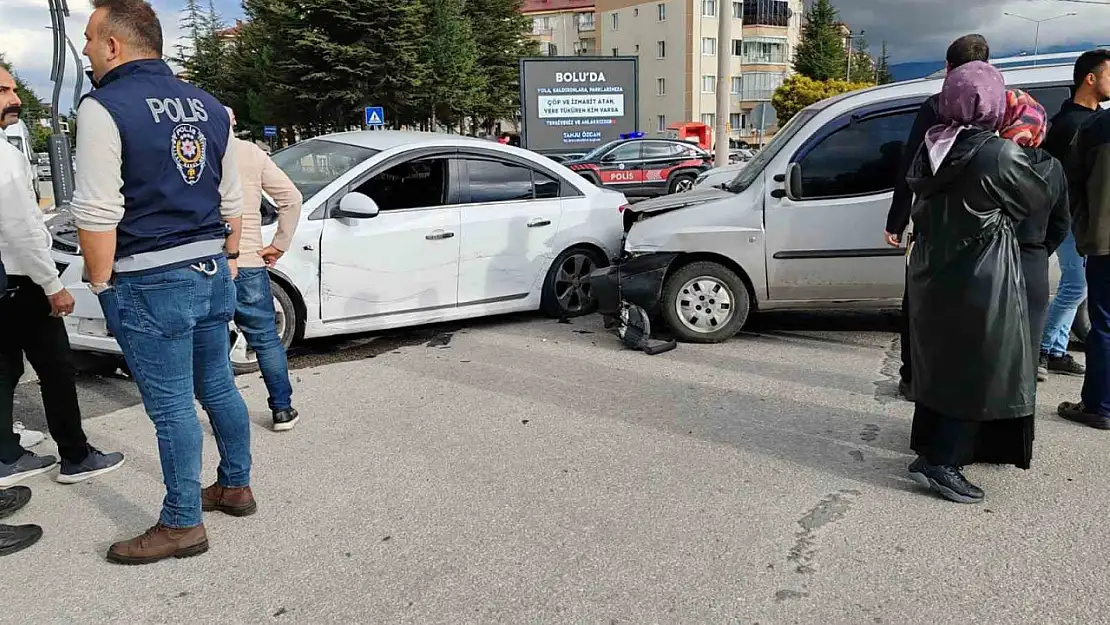 Hafif ticari araç ile otomobil çarpıştı