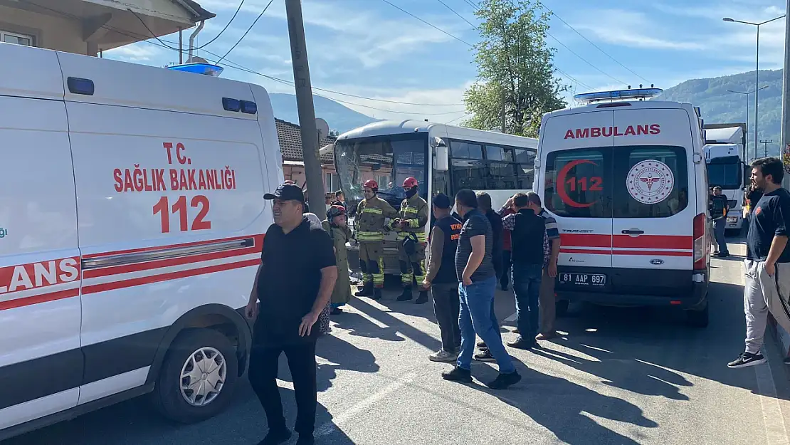 Halk otobüsü elektrik direğine çarptı: 12 yaralı