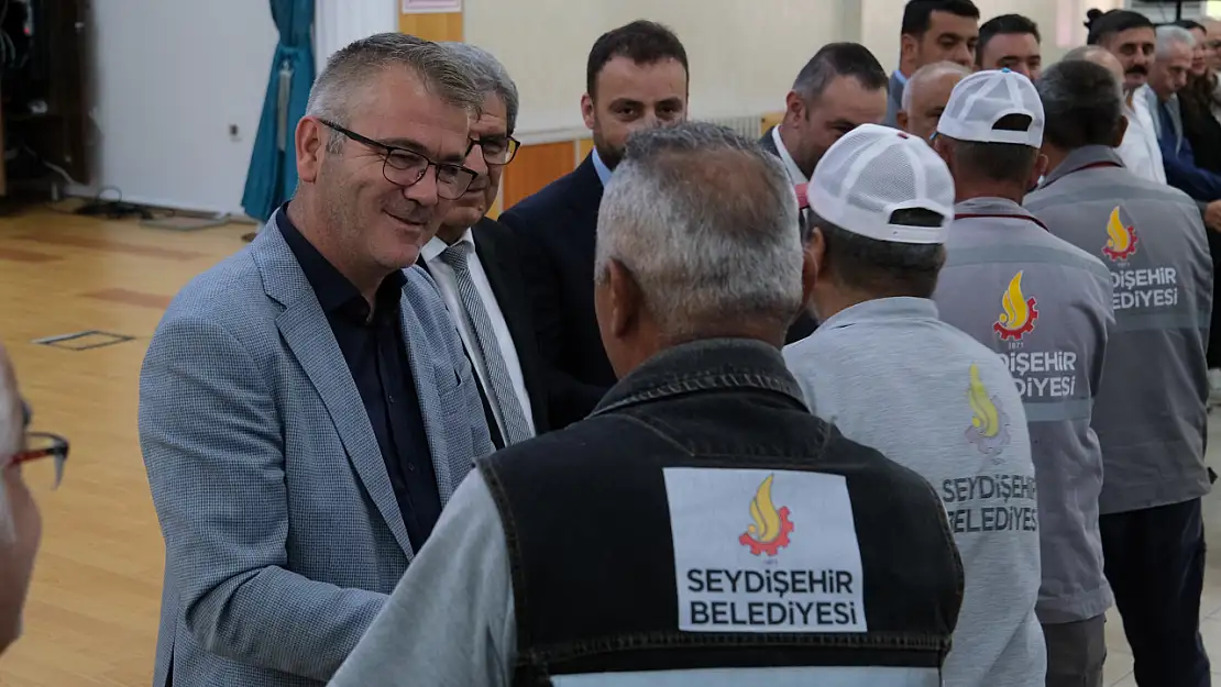 Hasan Ustaoğlu personelle bayramlaştı