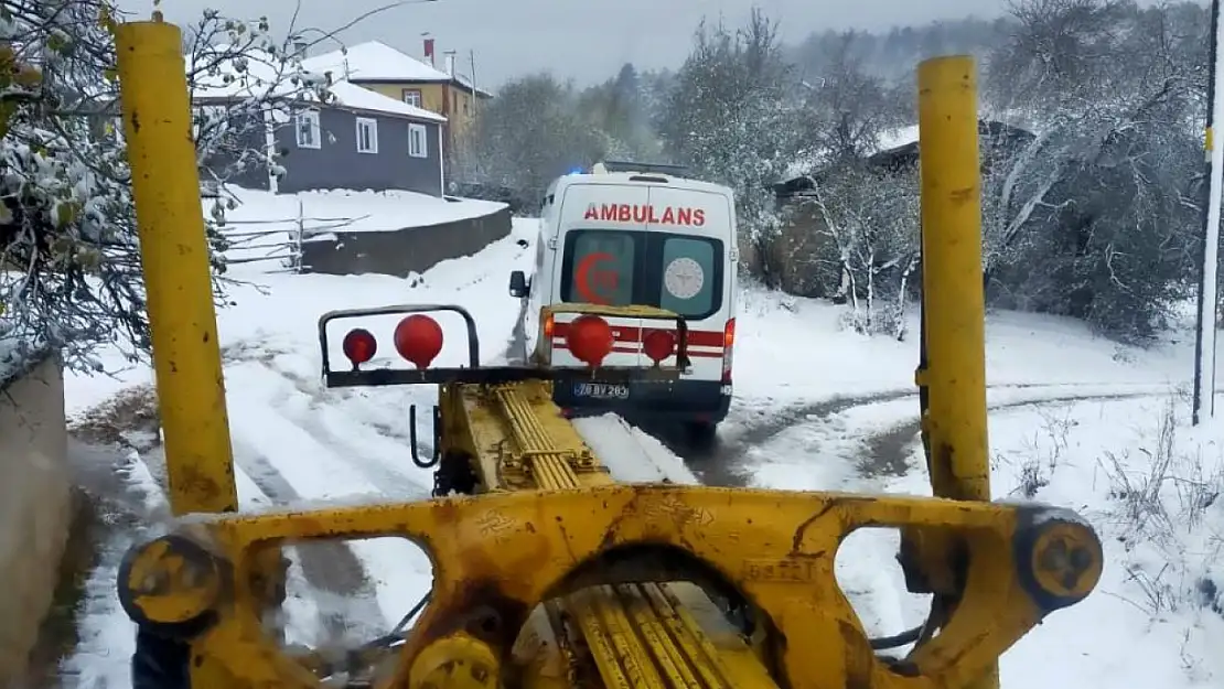 Hasta almaya giden ambulans yolda mahsur kaldı!