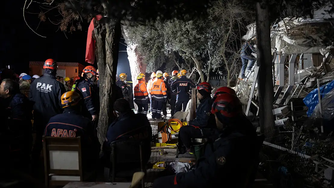 Hatay merkezli depremde yıkılan apartmanın enkazında 3 kişinin cansız bedenine ulaşıldı