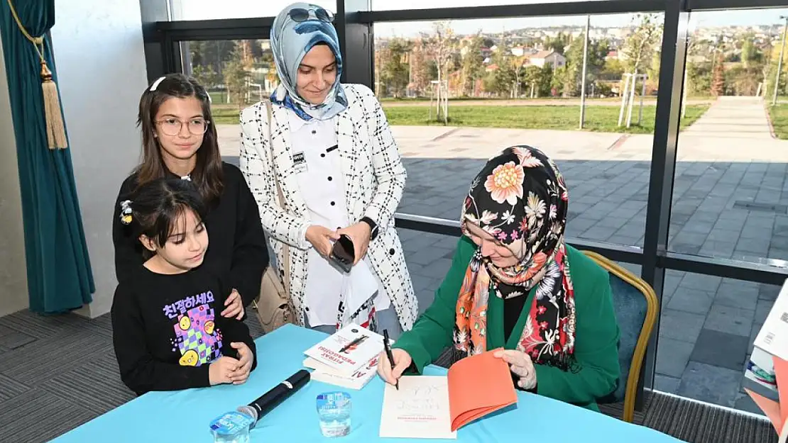 Hatice Kübra Tongar Konya'da hayranları ile buluştu