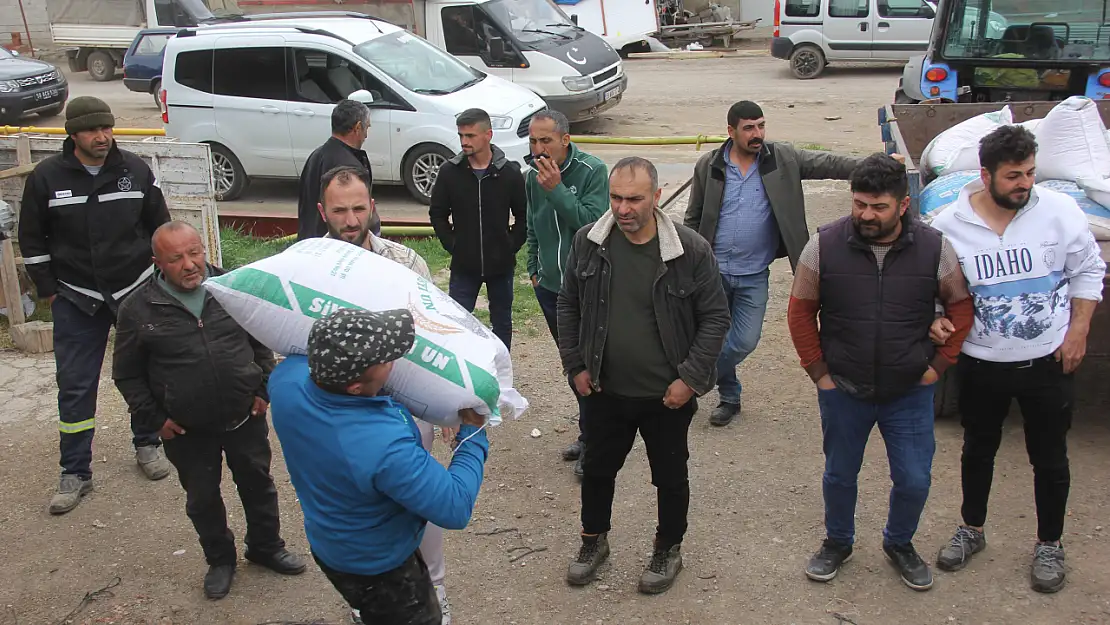 Hayırsever iş insanı vefat eden babası için 40 çiftçiye tohum dağıttı