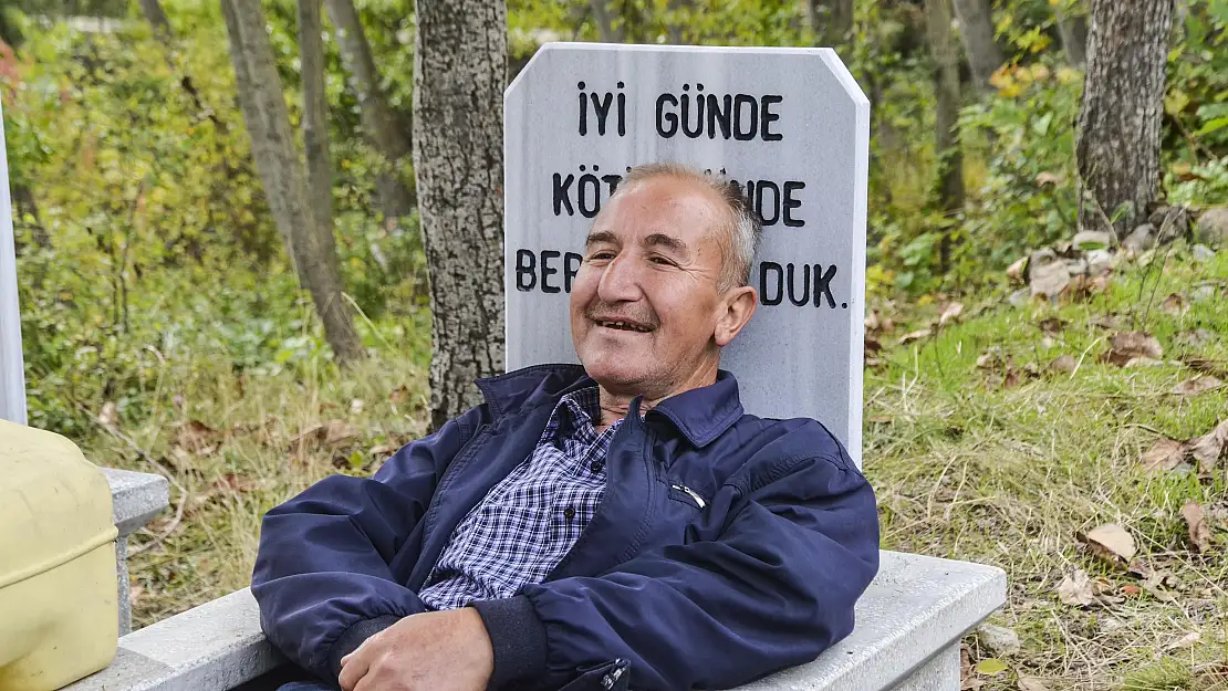 Her gün mezarın içinde yatıyor