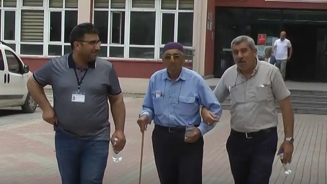 Herkes çocuğunu bekledi o ise babasını: Konyalı dede 81 yaşında YKS'ye girdi!