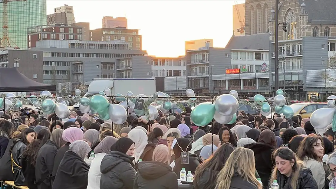 Hollanda sokaklarında iftar