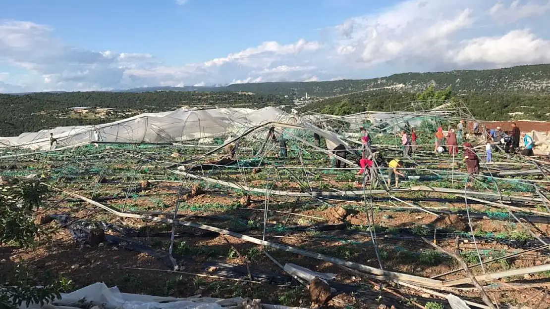 Hortum seraları yıktı, geçti