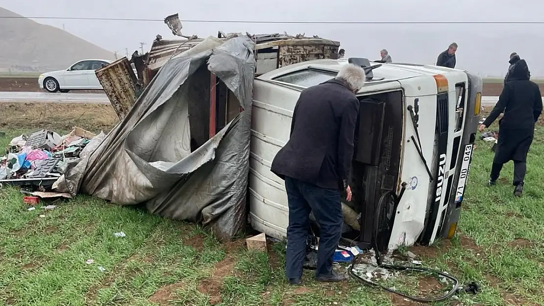 Hurda yüklü kamyonun devrilmesi sonucu 2 kişi yaralandı