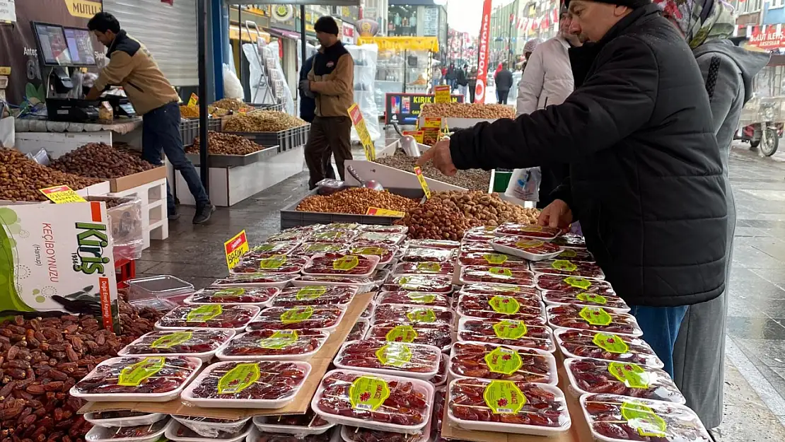 Hurma tezgahlarda yerini aldı