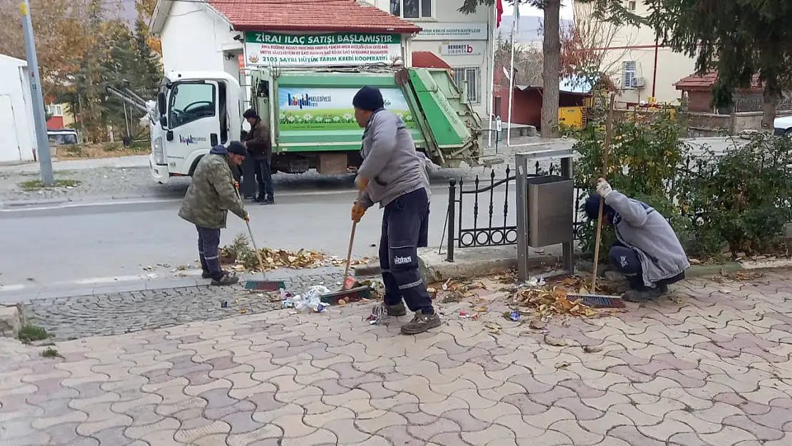 Hüyük'te ağaçlardan dökülen yapraklar temizleniyor