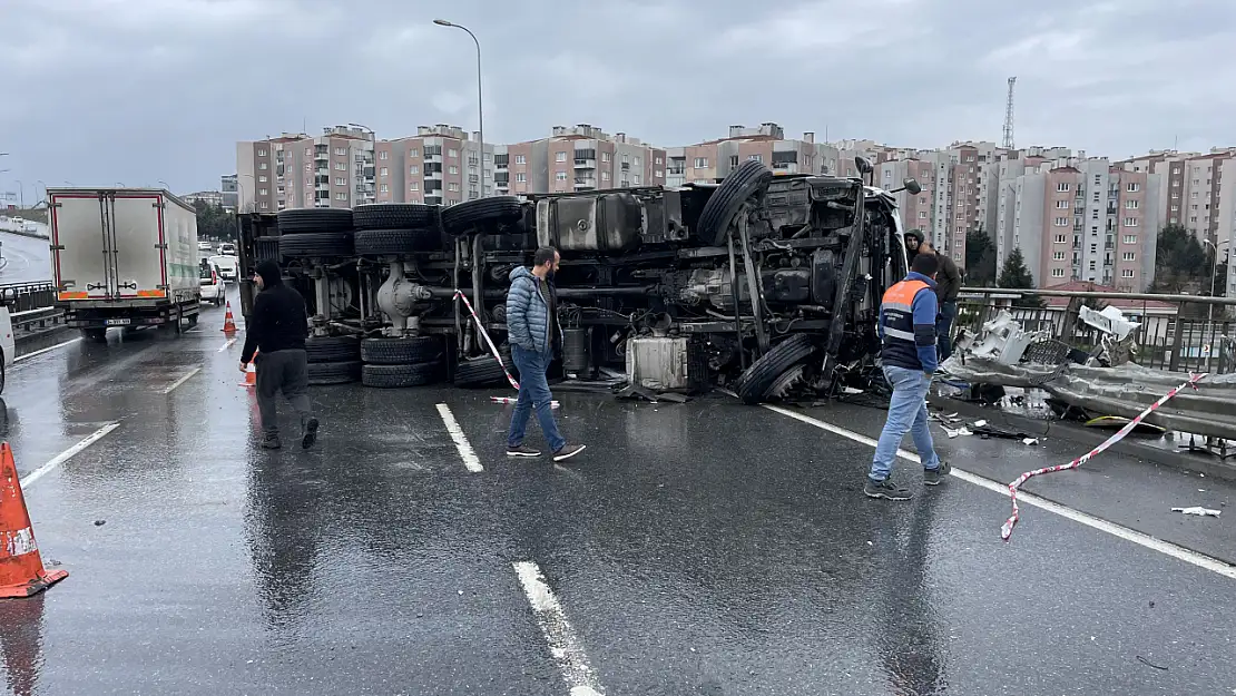 İBB'ye ait yol bakım aracına çarpan sürücü öldü