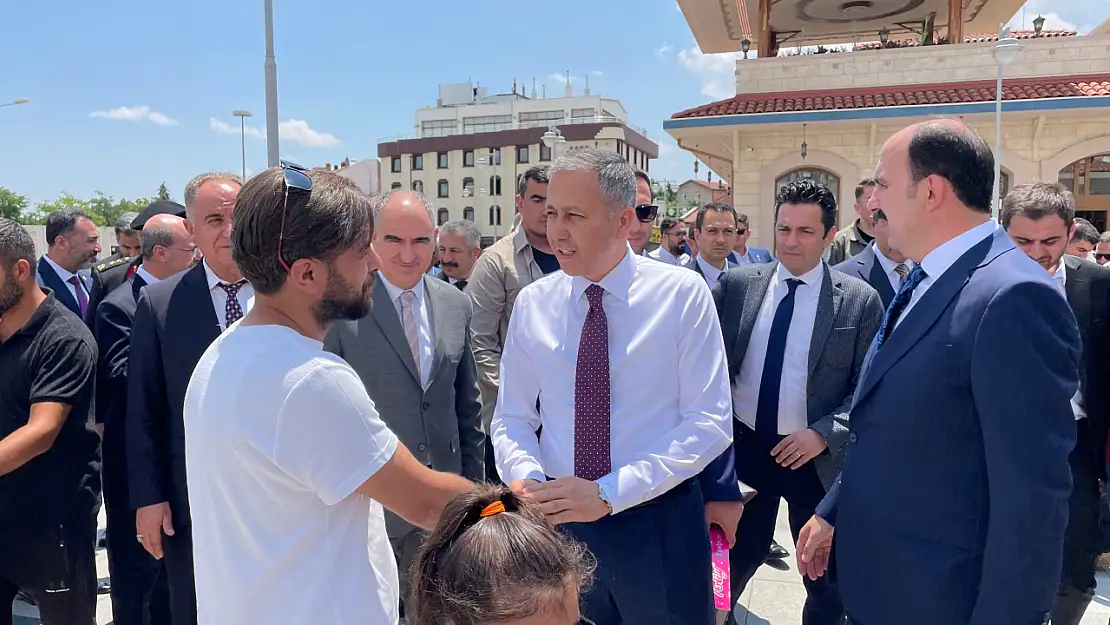 İçişleri Bakanı Ali Yerlikaya, Konya'da vatandaşlarla bayramlaştı