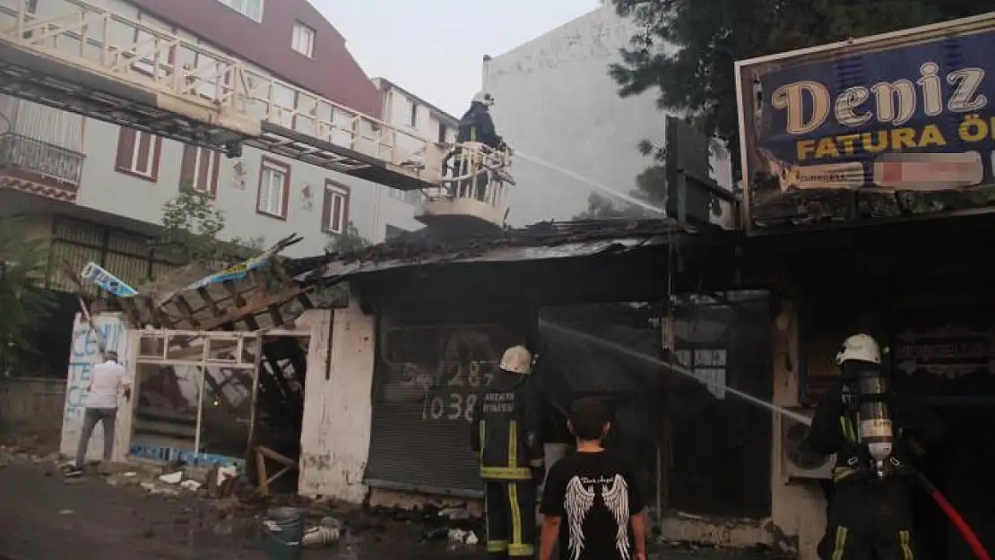 İki iş yeri küle döndü: Canını tehlikeye attı