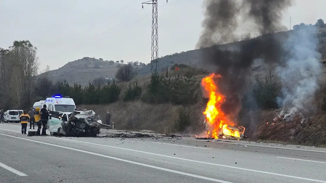 İki otomobil çarpıştı: 5 kişi hayatını kaybetti