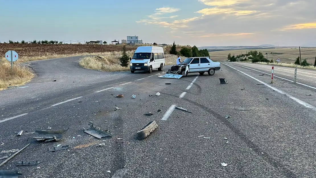 İki otomobilin çarpıştığı feci kazada 3 kişi yaralandı