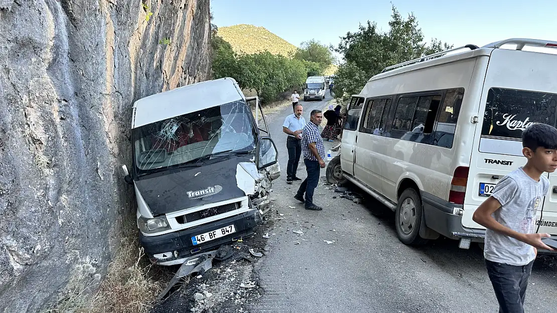 İki servis minibüsü çarpıştı, 13 kişi yaralandı