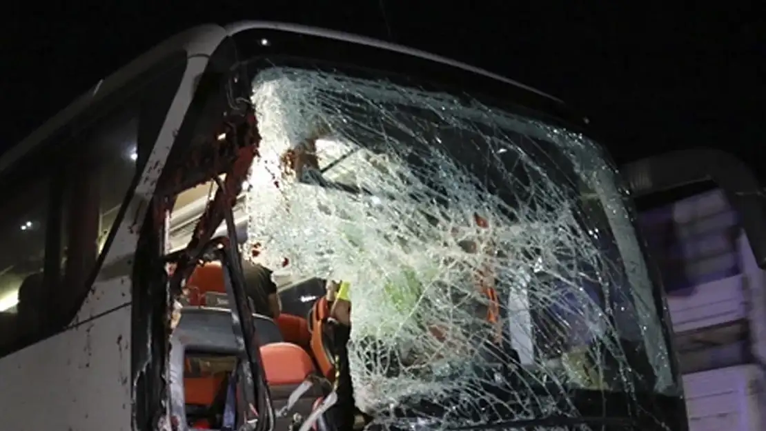İki yolcu minibüsü çarpıştı 19 kişi hayatını kaybetti