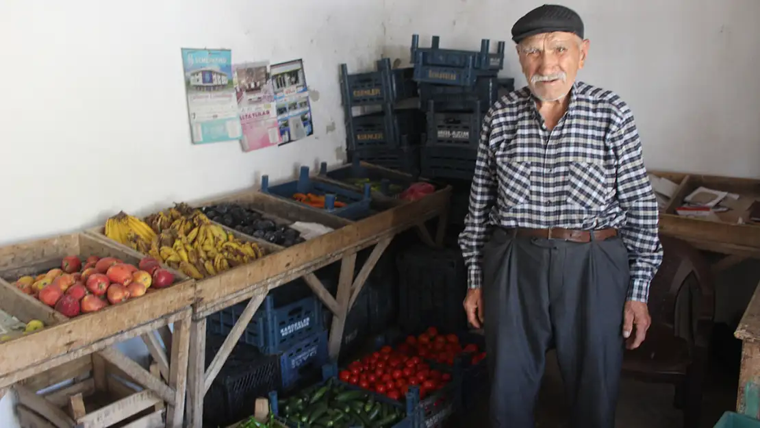 İlerlemiş yaşına rağmen manavlık yaparak gençlere örnek oluyor